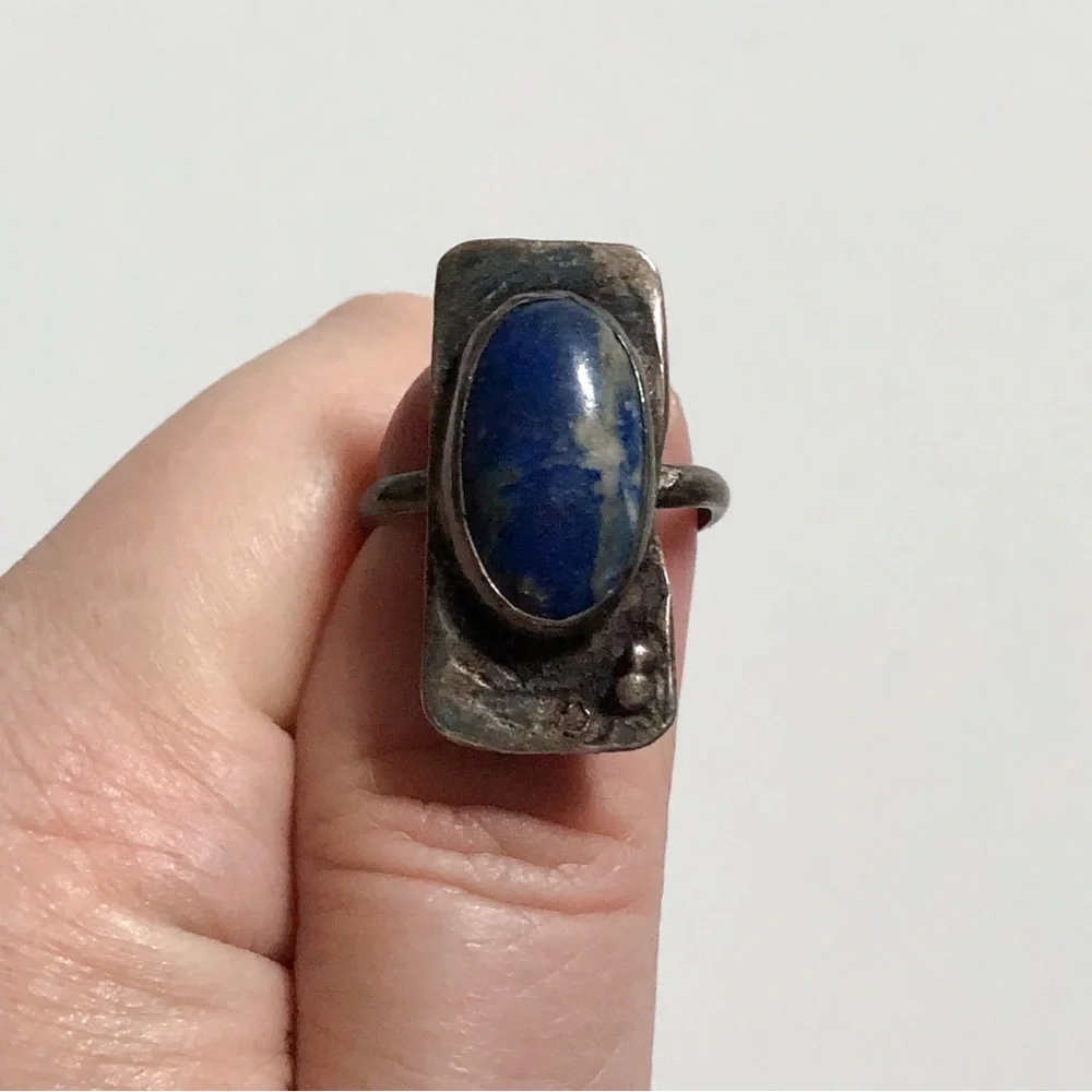 Vtg artisan-style silver metal blue stone (lapis/sodalite?) ring